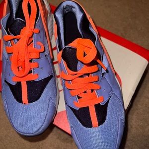 NEVER WORN. Nike huaraches sz6.5y or 8.5-9wmn